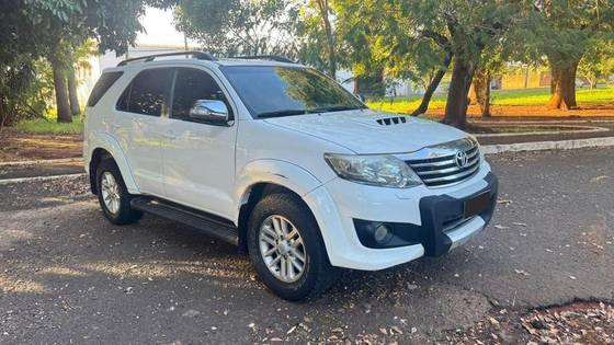 TOYOTA HILUX 3.0 SRV 4X4 CD 7 LUGARES 16V TURBO INTERCOOLER DIESEL 4P AUTOMÁTICO